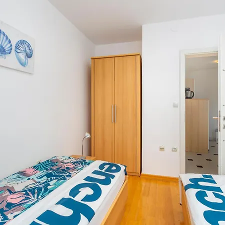 By The Sea Njivice, Krk - 5296 Apartman *